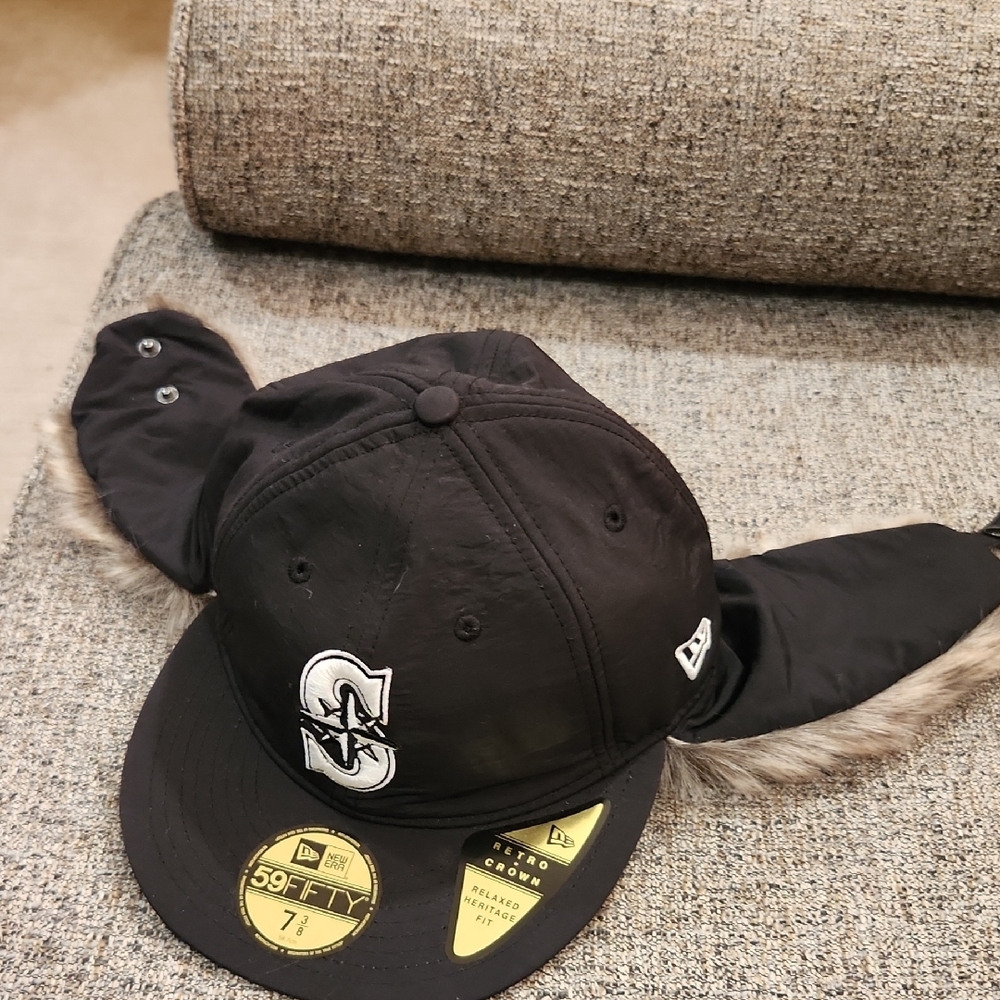 Seattle Mariners New Era 59Fifty Winter Dog Ear Cap with Fur Trim - Picture 4 of 6